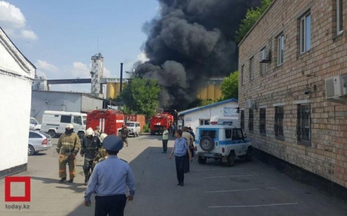 Крупный пожар на складе стройматериалов в Караганде потушен