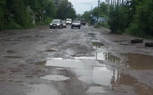 Несмотря на недавний ямочный ремонт, дорога на Фёдоровке в удручающем состоянии
