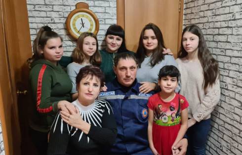 Карагандинский спасатель взял под опеку шестерых сирот