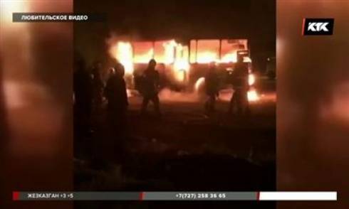 Дотла сгорел автобус на трассе Караганда – Темиртау