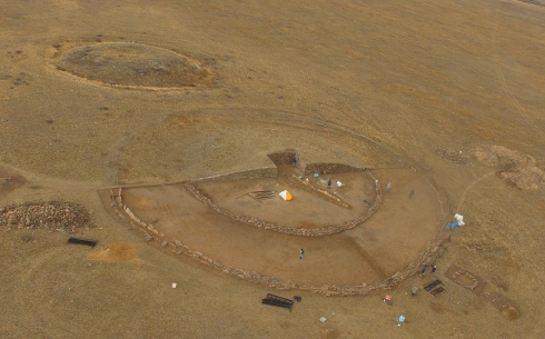Карагандинские археологи отреставрировали курганы на территории Талдинского парка