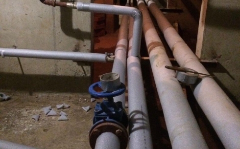 До начала отопительного сезона в подвалах домов Караганды пластиковые трубы должны заменить на металлические