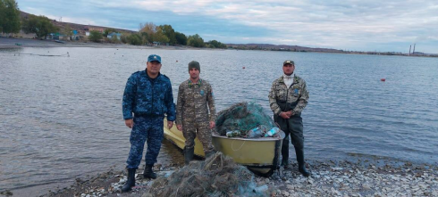 Акваторию озера Балхаш от различного мусора очищали полицейские Карагандинской области