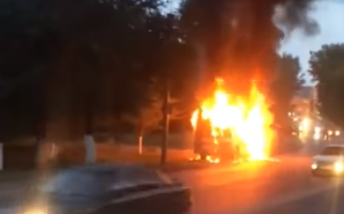 В Караганде на ходу загорелась маршрутка с пассажирами (видео)
