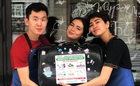 Карагандинскому кафе подарили новый чемодан для сбора пластиковых крышек