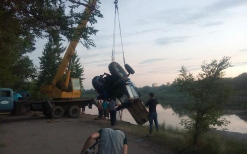 В Карагандинском парковом озере выловлен утонувший трактор