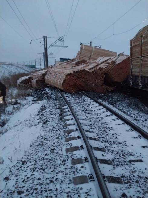 7 пассажирских поездов были задержаны из-за схода грузовых вагонов под Карагандой