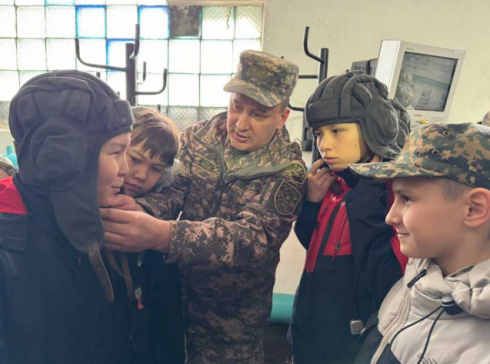 Военную кафедру карагандинского вуза посетили школьники