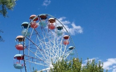 В Центральном парке Караганды красят колесо обозрения