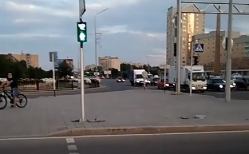 Карагандинские автомобилисты не считают нужным пропускать пешеходов в районе флагштока