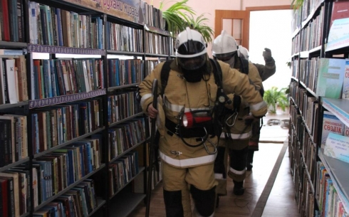 В одной из библиотек Караганды прошли пожарно-тактические занятия 