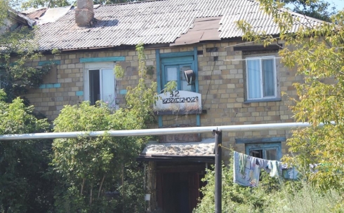 В Караганде жители дома старой постройки рискуют оказаться под его завалами