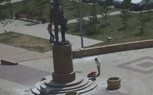 В Караганде молодые люди залезли на памятник Касыму Аманжолову