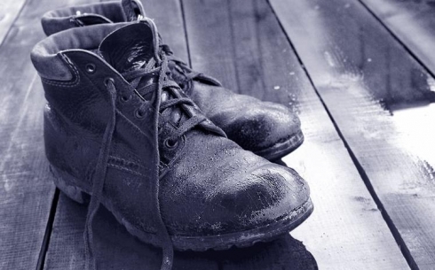 Житель Абая задушил собутыльника за то, что тот ушел, обув его ботинки