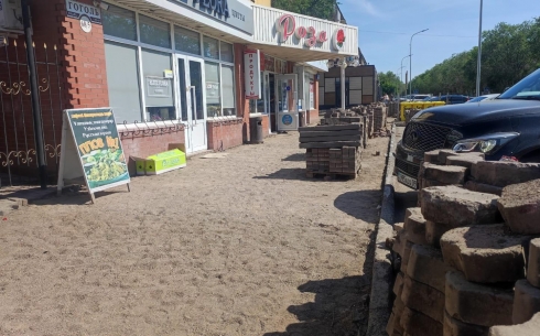 В Караганде на одном из участков проспекта Нуркена Абдирова меняют тротуарную плитку