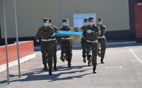 В одной из карагандинских воинских частей прошло торжественное празднование Дня госсимволов РК