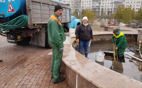 В Караганде чистят фонтаны после долгой зимы