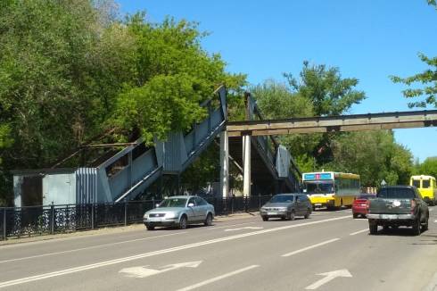 В Караганде демонтируют надземный переход на улице Ермекова