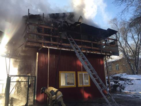В Караганде загорелось жилое двухэтажное здание по улице Пичугина