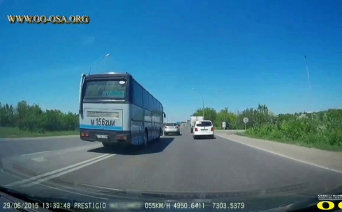 В Караганде дорожный полицейский проигнорировал смертельную гонку автобуса
