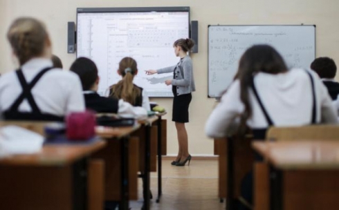 В Карагандинской области преподающим на английском языке учителям увеличат оклад 