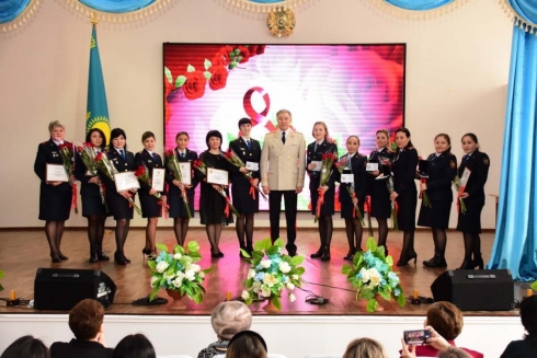 Накануне 8 марта женщин-сотрудниц поздравили в ДП Карагандинской области