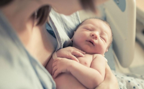 Карагандинку с положительным ПЦР-тестом после родов на время придется разлучить с малышом