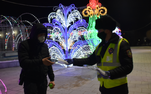В рамках рейда полицейские обеспечивали медицинскими масками карагандинцев