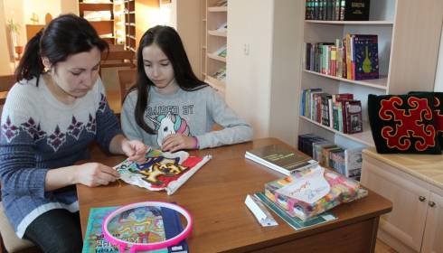 Искусству традиционной казахской вышивки учат девочек в детской библиотеке им. Абая