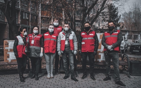 Волонтёры общества Красный Полумесяц организовывают доставку продуктов и медикаментов жителям Караганды