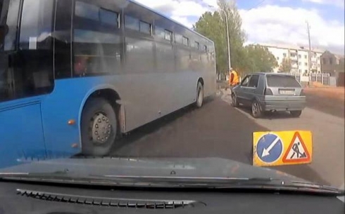 В Караганде автобус выехал на встречную полосу из-за ремонта дорог