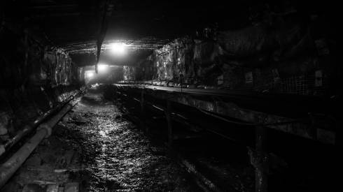 На шахте «Казахстанская» на поверхность подняли 224 работника. Ещё трое остаются под землёй