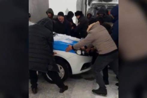 Карагандинский полицейский лег на землю, чтобы не пустить водителей на трассу