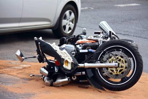 На трассе под Карагандой разбился 35-летний мотоциклист