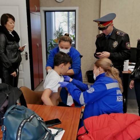 Момент наезда на ребенка в Караганде на улице Ермекова попал на видео