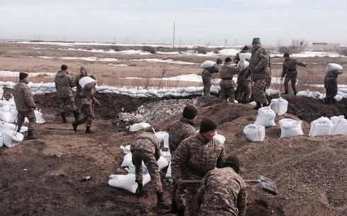 Военные передали часть денежного довольствия пострадавшим от паводка