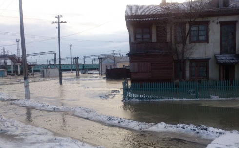 Из-за талых вод на станции Агадырь Шетского района были подтоплены десятки домов