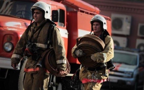 Женщина благодарит пожарных за оперативную работу