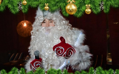 Карагандинцев с Новым годом поздравляет Дед мороз