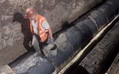 В Караганде рабочий ТОО «Теплотранзит Караганда» разравнивал цемент при помощи ведра. В компании прокомментировали ситуацию