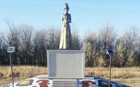 В посёлке Жанаарка Карагандинской области установили скульптуру «Мың күбі»