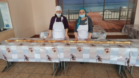 Трехметровую сосиску в тесте приготовили осужденные в Карагандинской области