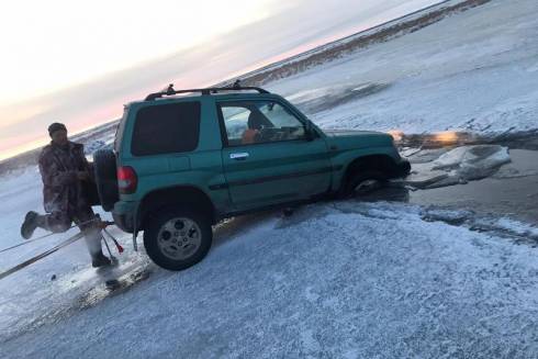 Автомобиль провалился под лед в Карагандинской области