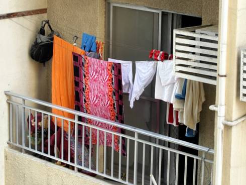 Мальчик с риском для жизни развешивал белье на балконе второго этажа в Караганде