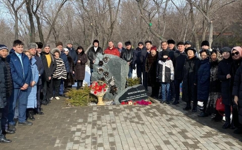 В Караганде возложили цветы к памятнику в честь благодарности этносов