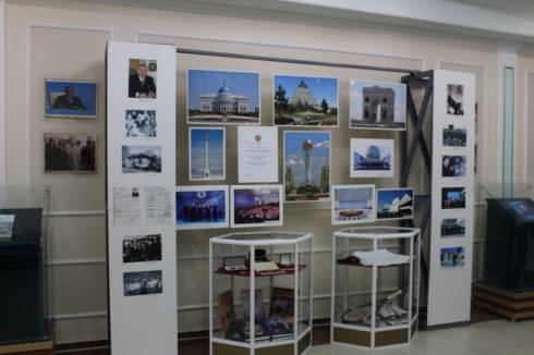 В Карагандинском краеведческом музее представили фотовыставку «Елін сүйген Елбасы»