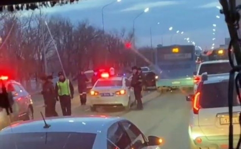В Караганде водитель автобуса врезался  в легковой автомобиль