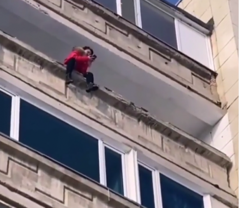 В Караганде полицейские спасли девушку,  пытавшуюся спрыгнуть с балкона высотного дома