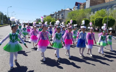 По центральной улице Караганды прошёл парад детских музыкальных ансамблей