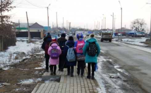 В Караганде в вечернее время волонтеры провожали школьников домой